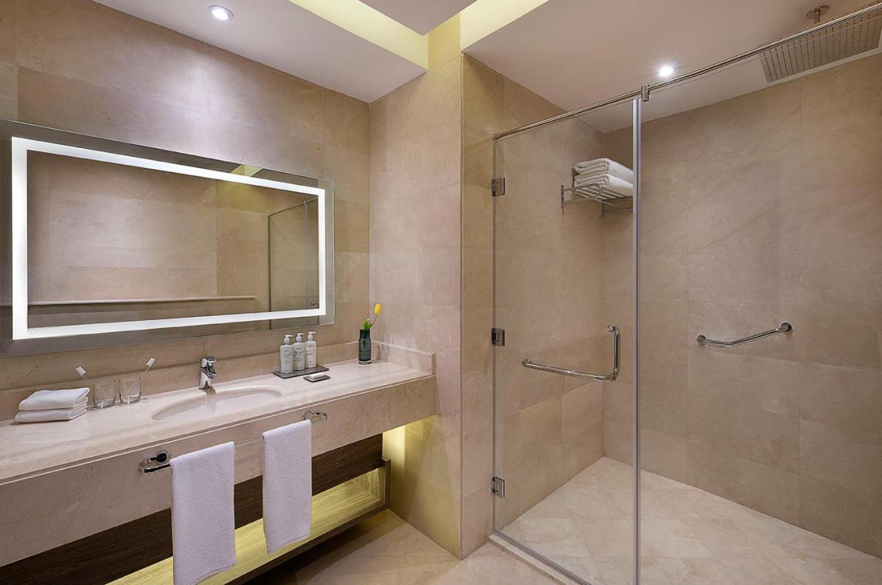 Voco Al Khobar By Ihg Hotel Exterior foto A bathroom at the hotel