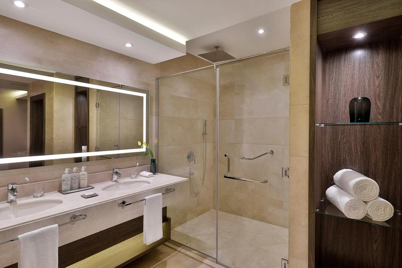 Voco Al Khobar By Ihg Hotel Exterior foto A shower enclosure