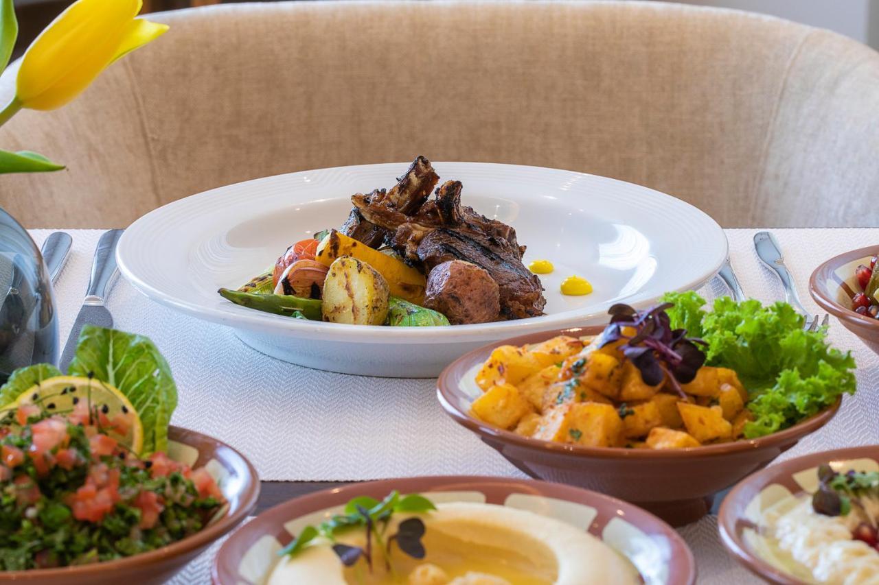 Voco Al Khobar By Ihg Hotel Exterior foto A selection of dishes at the restaurant